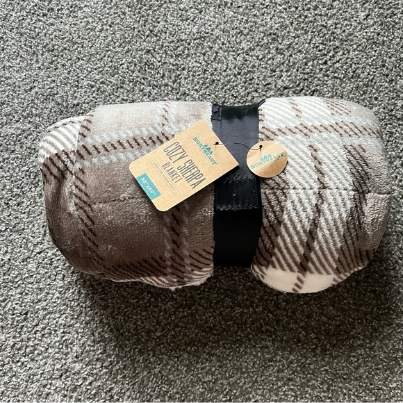 NWT plaid Sherpa blanket - Picture 1 of 4
